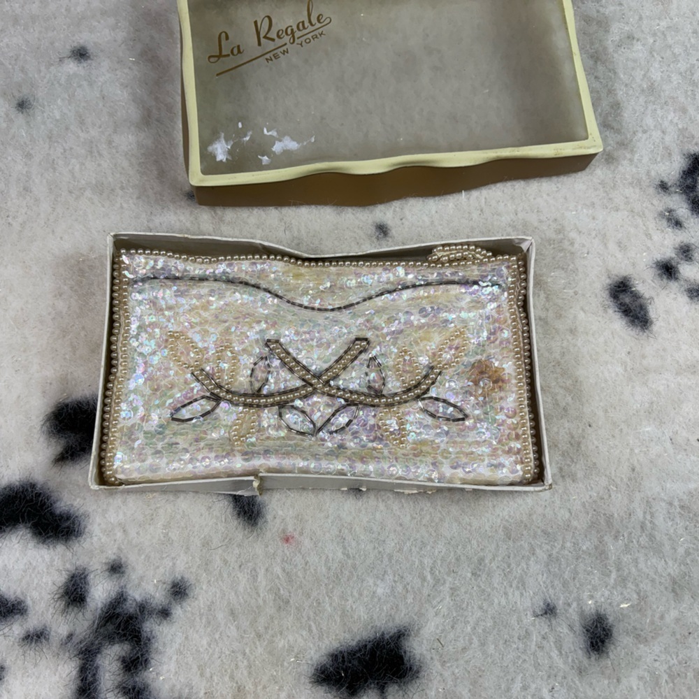 La Regale Women’s Ivory Embroidered Vintage Sequin Clutch Bag - Picture 3 of 12